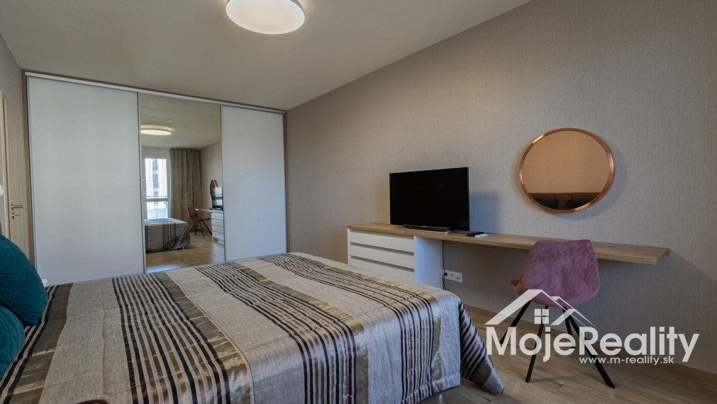 EXKLUZÍVNA PONUKA | Veľkometrážny 2-izbový byt s balkónom, klimatizáciou a garážou – Trenčín, Rezidencia Zlatovská