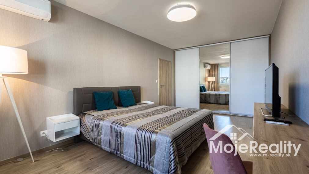 EXKLUZÍVNA PONUKA | Veľkometrážny 2-izbový byt s balkónom, klimatizáciou a garážou – Trenčín, Rezidencia Zlatovská