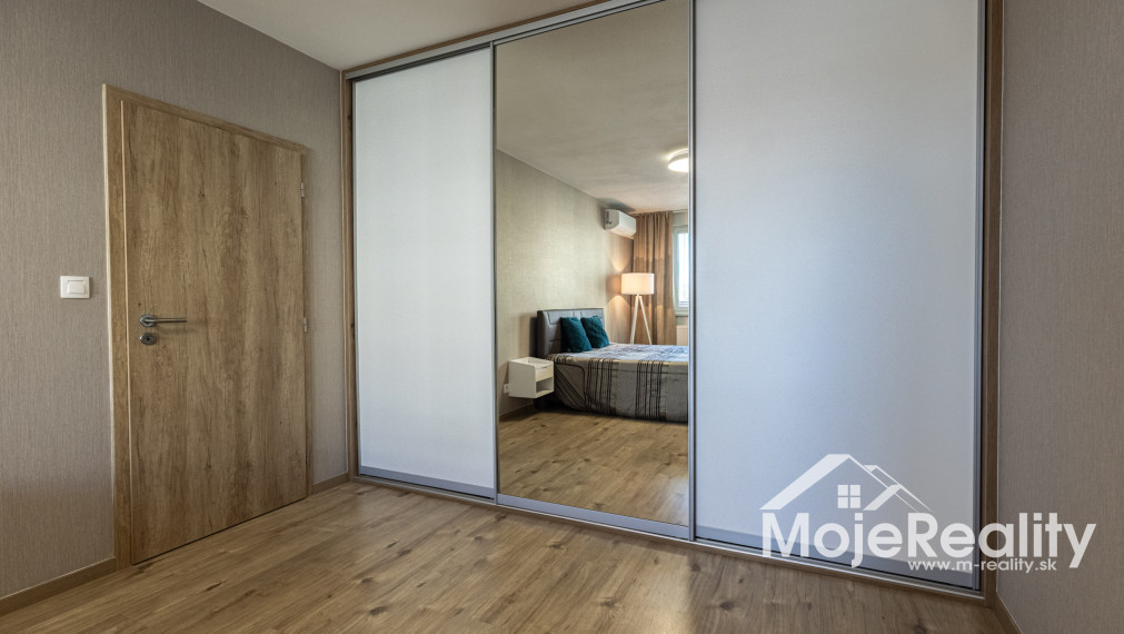 EXKLUZÍVNA PONUKA | Veľkometrážny 2-izbový byt s balkónom, klimatizáciou a garážou – Trenčín, Rezidencia Zlatovská
