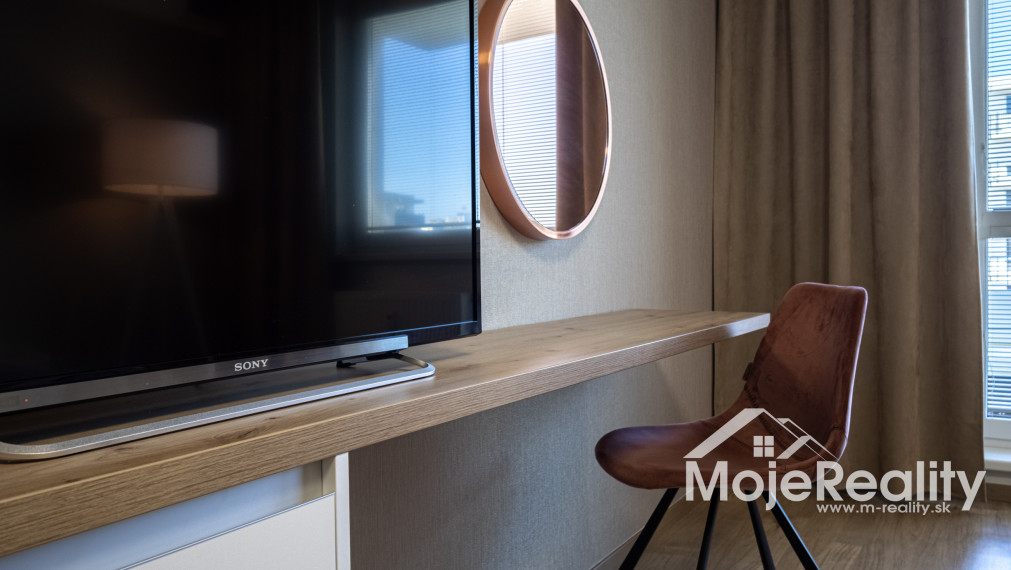 EXKLUZÍVNA PONUKA | Veľkometrážny 2-izbový byt s balkónom, klimatizáciou a garážou – Trenčín, Rezidencia Zlatovská