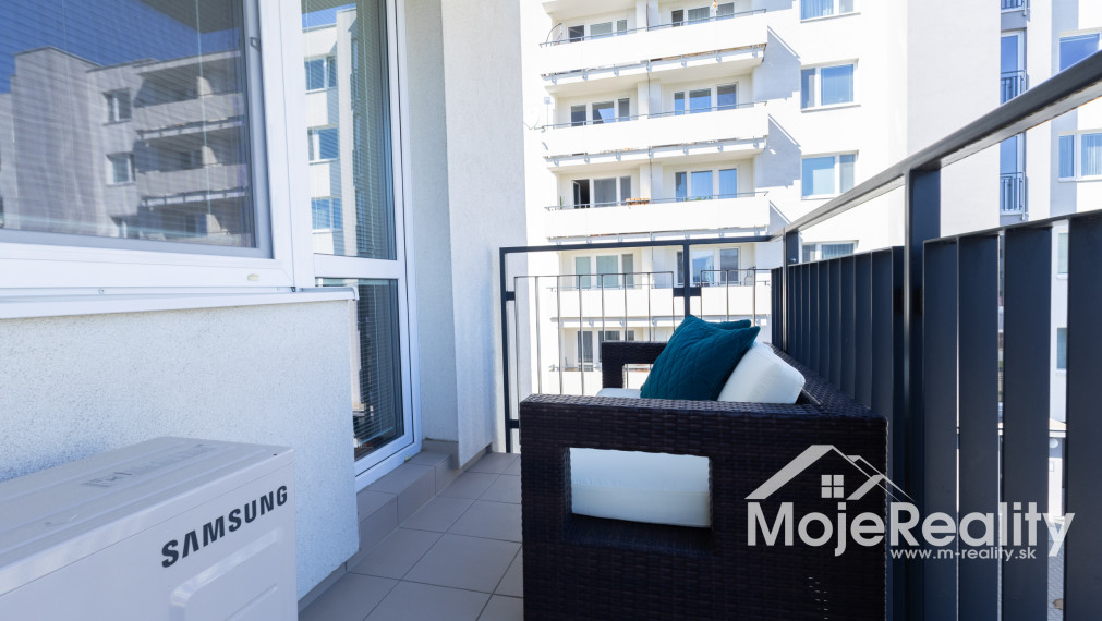 EXKLUZÍVNA PONUKA | Veľkometrážny 2-izbový byt s balkónom, klimatizáciou a garážou – Trenčín, Rezidencia Zlatovská