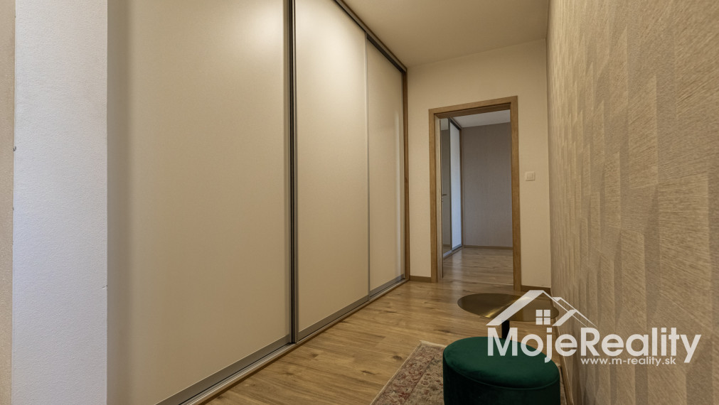 EXKLUZÍVNA PONUKA | Veľkometrážny 2-izbový byt s balkónom, klimatizáciou a garážou – Trenčín, Rezidencia Zlatovská