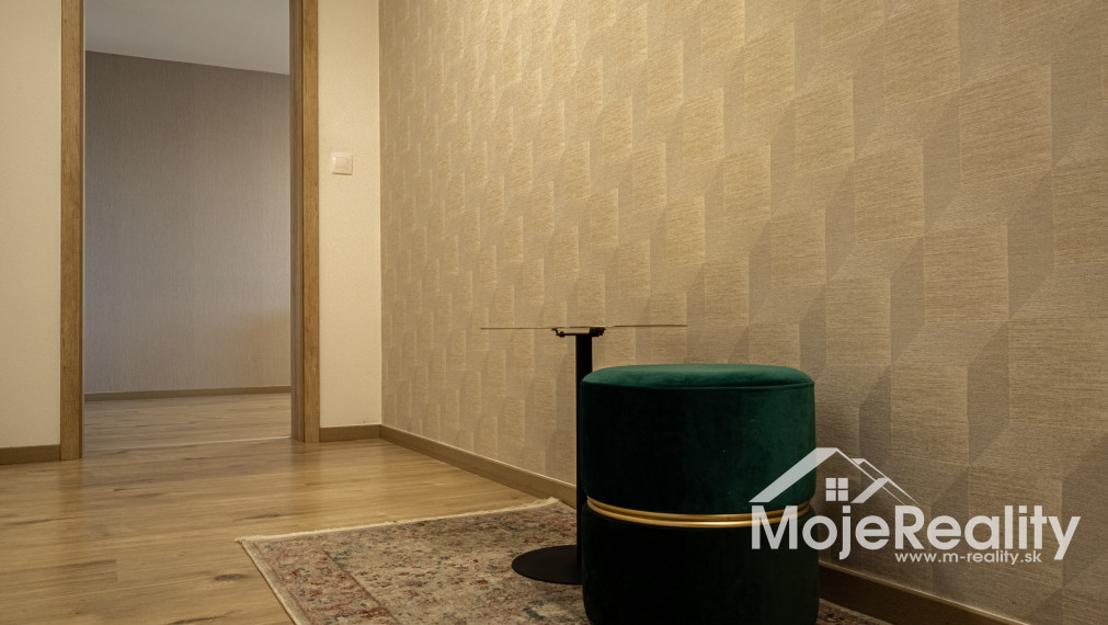 EXKLUZÍVNA PONUKA | Veľkometrážny 2-izbový byt s balkónom, klimatizáciou a garážou – Trenčín, Rezidencia Zlatovská