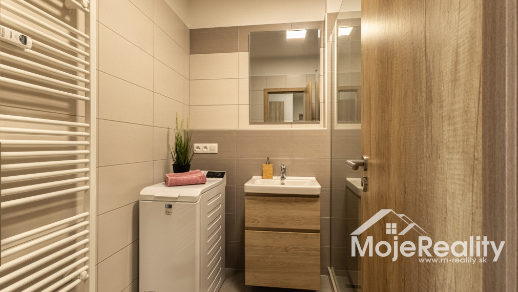 EXKLUZÍVNA PONUKA | Veľkometrážny 2-izbový byt s balkónom, klimatizáciou a garážou – Trenčín, Rezidencia Zlatovská