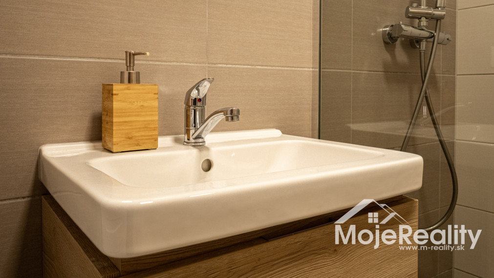 EXKLUZÍVNA PONUKA | Veľkometrážny 2-izbový byt s balkónom, klimatizáciou a garážou – Trenčín, Rezidencia Zlatovská