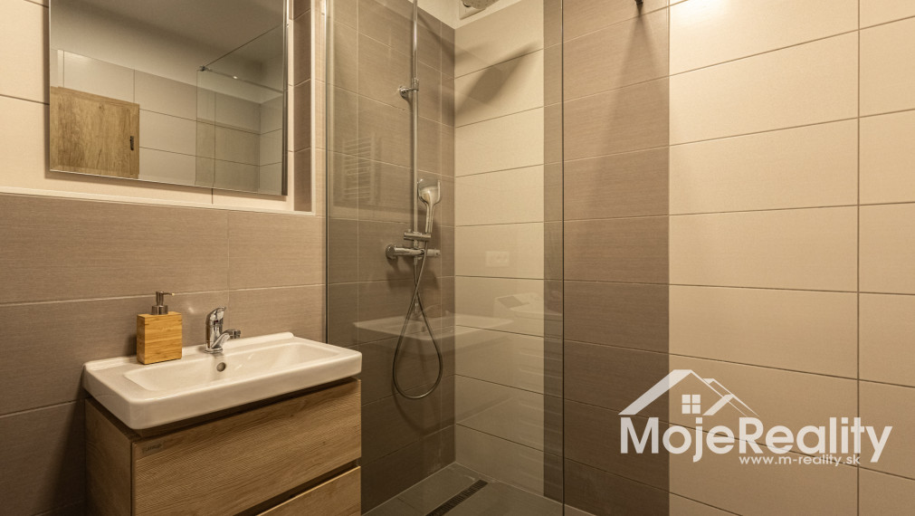 EXKLUZÍVNA PONUKA | Veľkometrážny 2-izbový byt s balkónom, klimatizáciou a garážou – Trenčín, Rezidencia Zlatovská