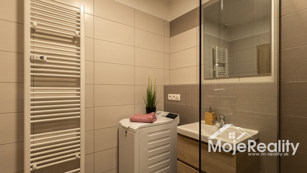 EXKLUZÍVNA PONUKA | Veľkometrážny 2-izbový byt s balkónom, klimatizáciou a garážou – Trenčín, Rezidencia Zlatovská