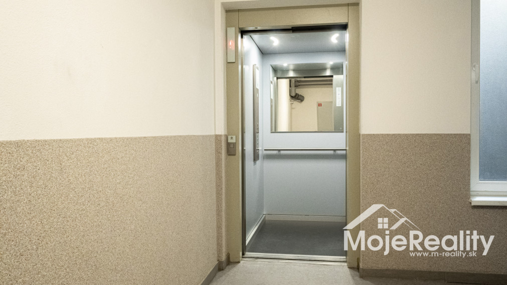 EXKLUZÍVNA PONUKA | Veľkometrážny 2-izbový byt s balkónom, klimatizáciou a garážou – Trenčín, Rezidencia Zlatovská