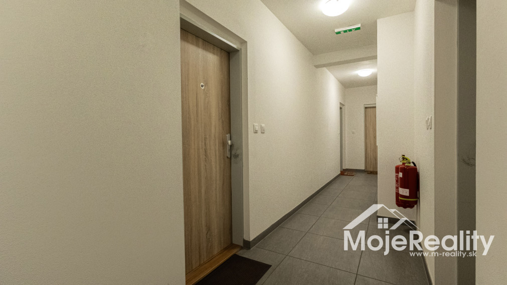 EXKLUZÍVNA PONUKA | Veľkometrážny 2-izbový byt s balkónom, klimatizáciou a garážou – Trenčín, Rezidencia Zlatovská