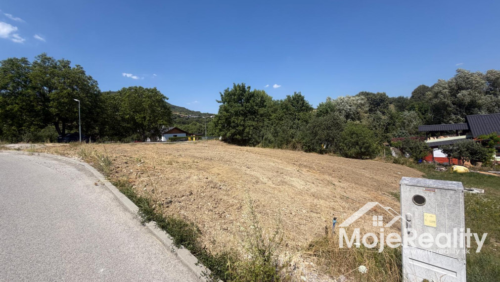 STAVEBNÝ POZEMOK V TRENČIANSKYCH MITICIACH – MOŽNOSŤ 1 ALEBO 2 RODINNÝCH DOMOV
