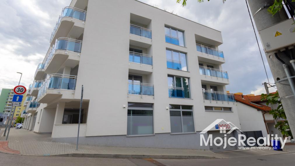 CENTRUM TRENČÍNA | 3-izbová novostavba s 20 m² terás a garážovým státím