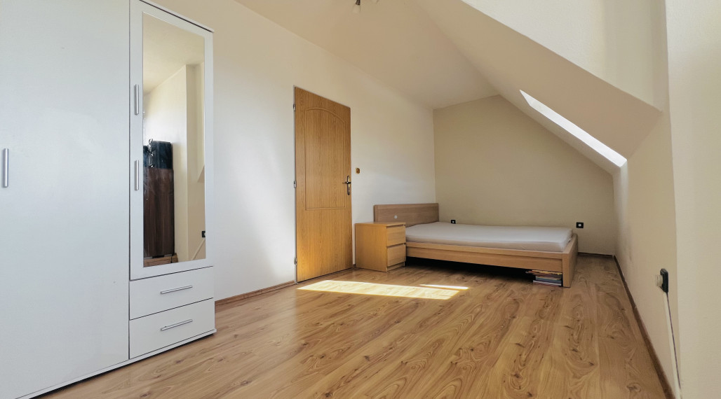 Znížená cena. Neštandardný 3 izbový mezonetový byt Trenčín - JUH