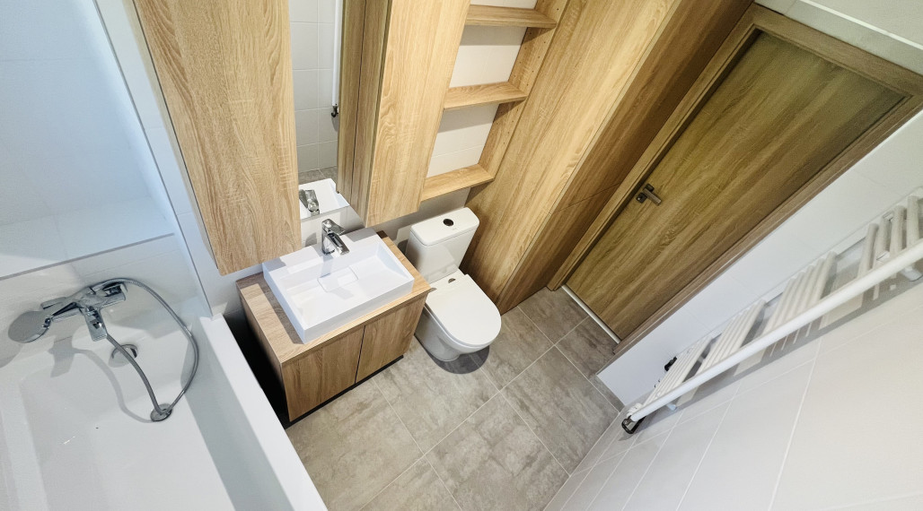 2 izbový novozrekonštruovaný byt s veľkou loggiou, Dlhé Hony