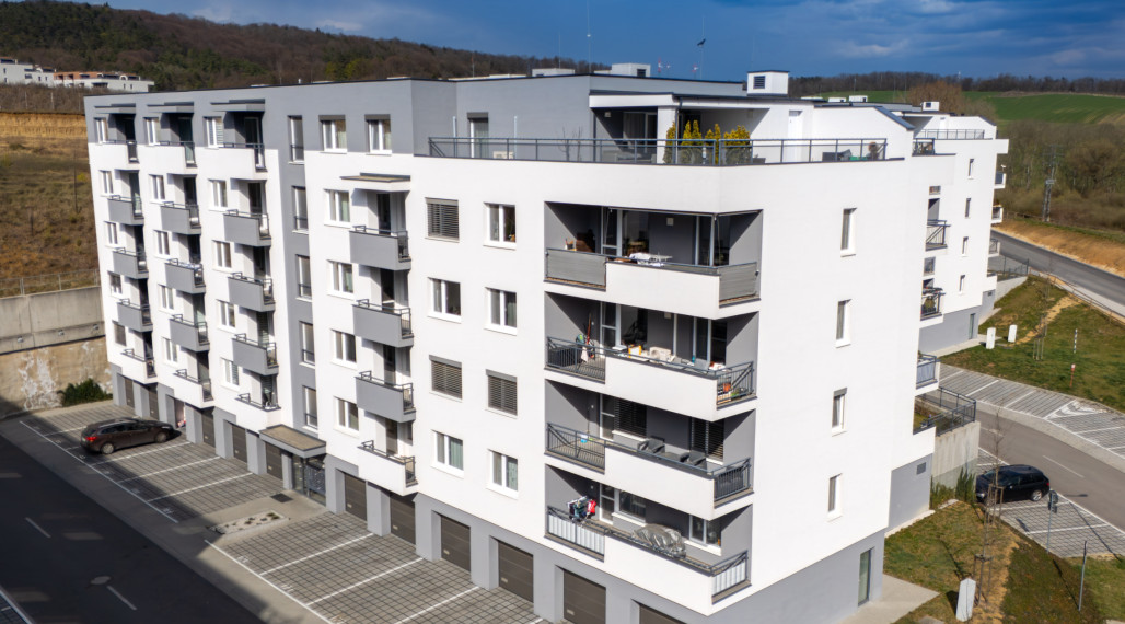 TOP PONUKA: Zariadený 2-izbový byt v novostavbe s parkovaním a lodžiou – Trenčín, Halalovka