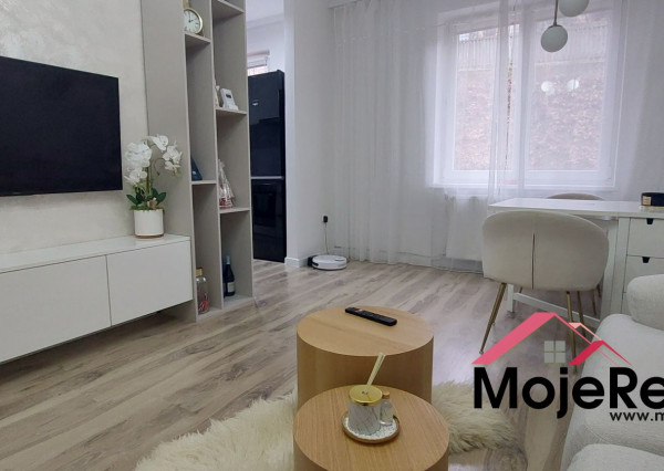 Znížená cena!-Plne zariadený  2 izb . byt, kompletná rekonštrukcia- centrum Trenčianske Teplice