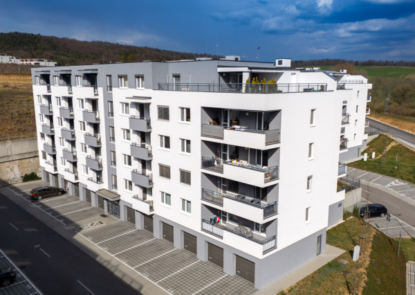 TOP PONUKA: Zariadený 2-izbový byt v novostavbe s parkovaním a lodžiou – Trenčín, Halalovka