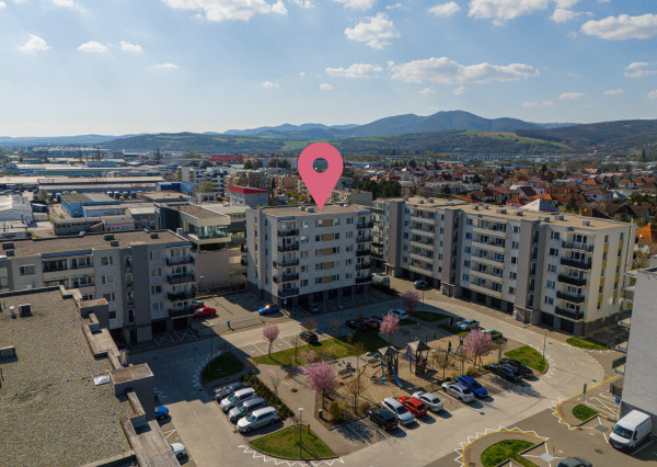 EXKLUZÍVNA PONUKA | Veľkometrážny 2-izbový byt s balkónom, klimatizáciou a garážou – Trenčín, Rezidencia Zlatovská