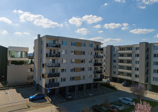 EXKLUZÍVNA PONUKA | Veľkometrážny 2-izbový byt s balkónom, klimatizáciou a garážou – Trenčín, Rezidencia Zlatovská