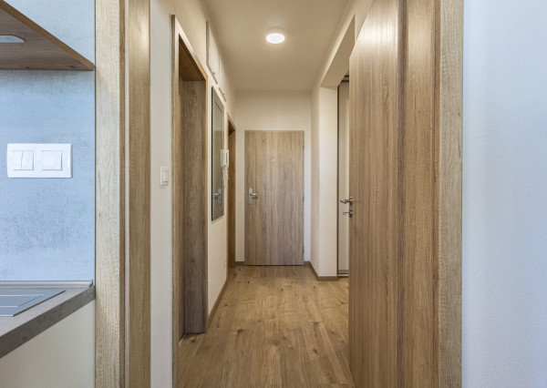 EXKLUZÍVNA PONUKA | Veľkometrážny 2-izbový byt s balkónom, klimatizáciou a garážou – Trenčín, Rezidencia Zlatovská